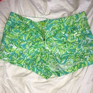Lilly Pulitzer Walsh Shorts in Green Parrot Print